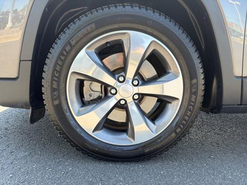 Used 2020 Jeep Cherokee Limited FWD image 11
