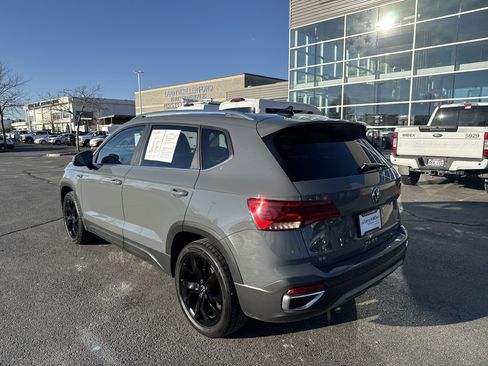 Used 2023 Volkswagen Taos SE w/ Panoramic Sunroof Package image 3