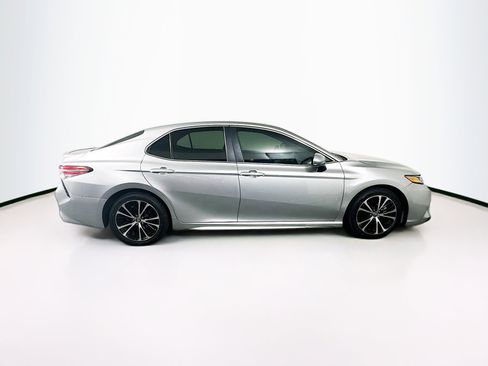 Used 2018 Toyota Camry SE w/ Moonroof Package image 10