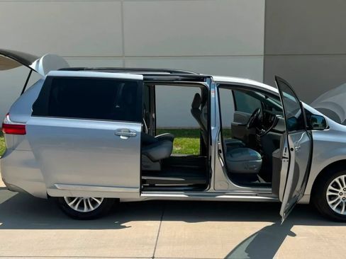 Used 2015 Toyota Sienna XLE w/ XLE Navigation Package FWD image 15