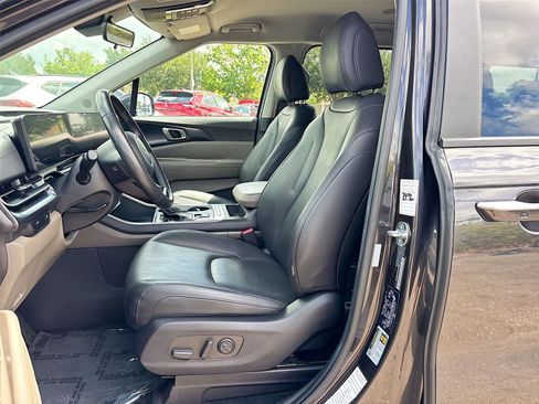 Used 2025 Kia Carnival FWD image 21