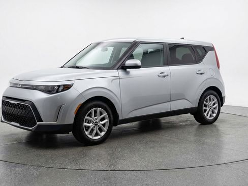 Used 2025 Kia Soul LX w/ LX Technology Package image 3