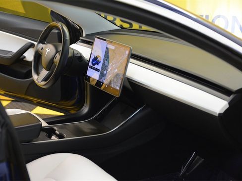 Used 2018 Tesla Model 3 Long Range image 29