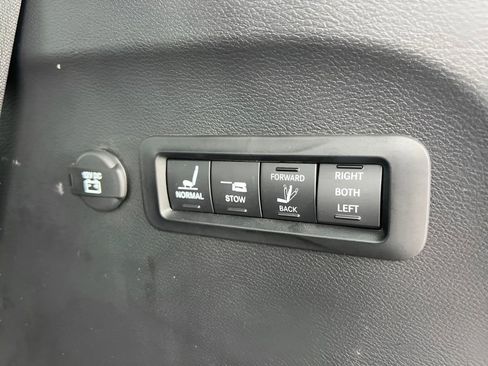 Used 2024 Chrysler Pacifica Limited w/ Uconnect Theater Family Group FWD image 13