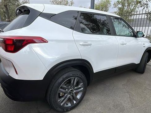Used 2021 Kia Seltos LX image 3