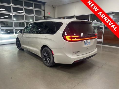 Used 2021 Chrysler Pacifica Touring-L w/ S Appearance Package image 3