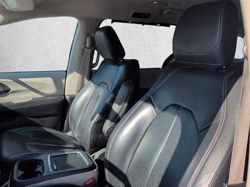 Used 2022 Chrysler Pacifica Touring-L FWD image 11