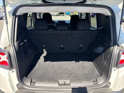 Used 2023 Jeep Renegade Latitude AWD/4WD image 13