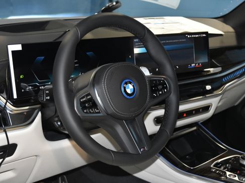 New 2026 BMW X5 xDrive50e w/ Executive Package image 2