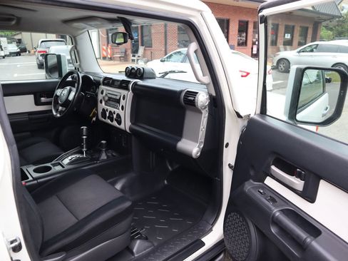 Used 2010 Toyota FJ Cruiser 4WD image 14