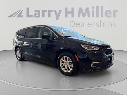 Used 2024 Chrysler Pacifica Touring-L FWD image 7