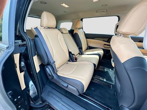 Used 2024 Kia Carnival EX FWD image 28