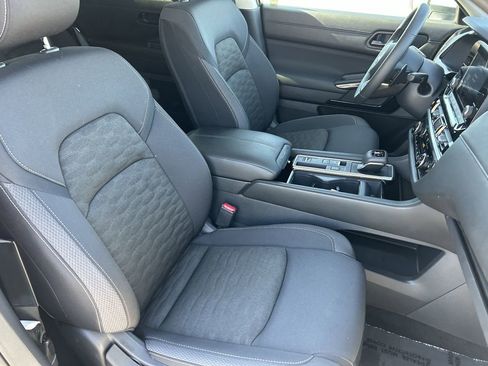Used 2025 Nissan Pathfinder SV w/ SV Premium Package image 10