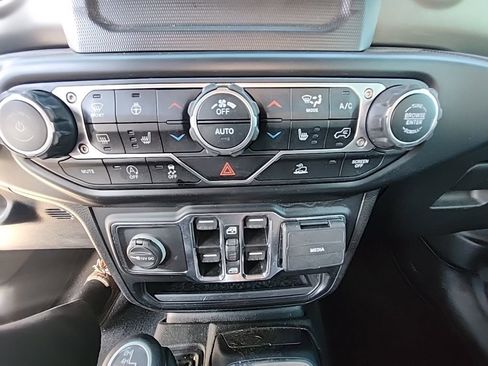 Used 2022 Jeep Gladiator Willys image 8
