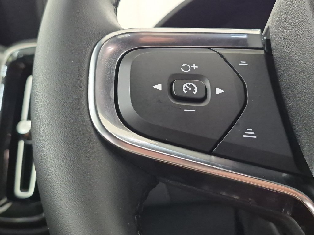 Used 2025 Volvo XC40 B5 Core AWD/4WD image 18