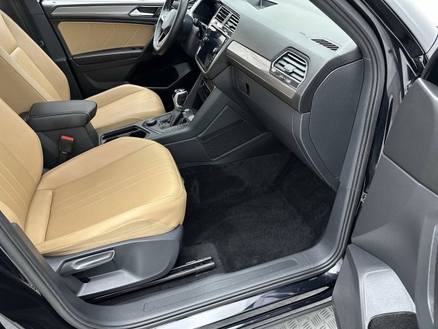 Used 2024 Volkswagen Tiguan SE AWD/4WD image 23