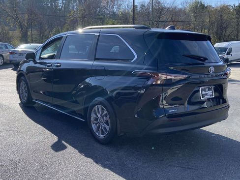 Used 2025 Toyota Sienna XLE image 3