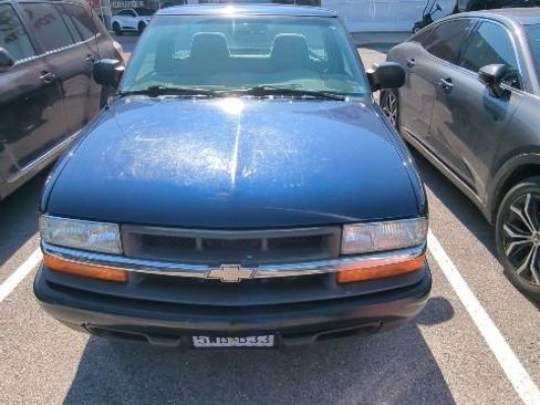 Used 2002 Chevrolet S10 Pickup Base image 6