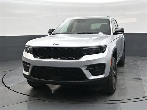 New 2025 Jeep Grand Cherokee Altitude image 8