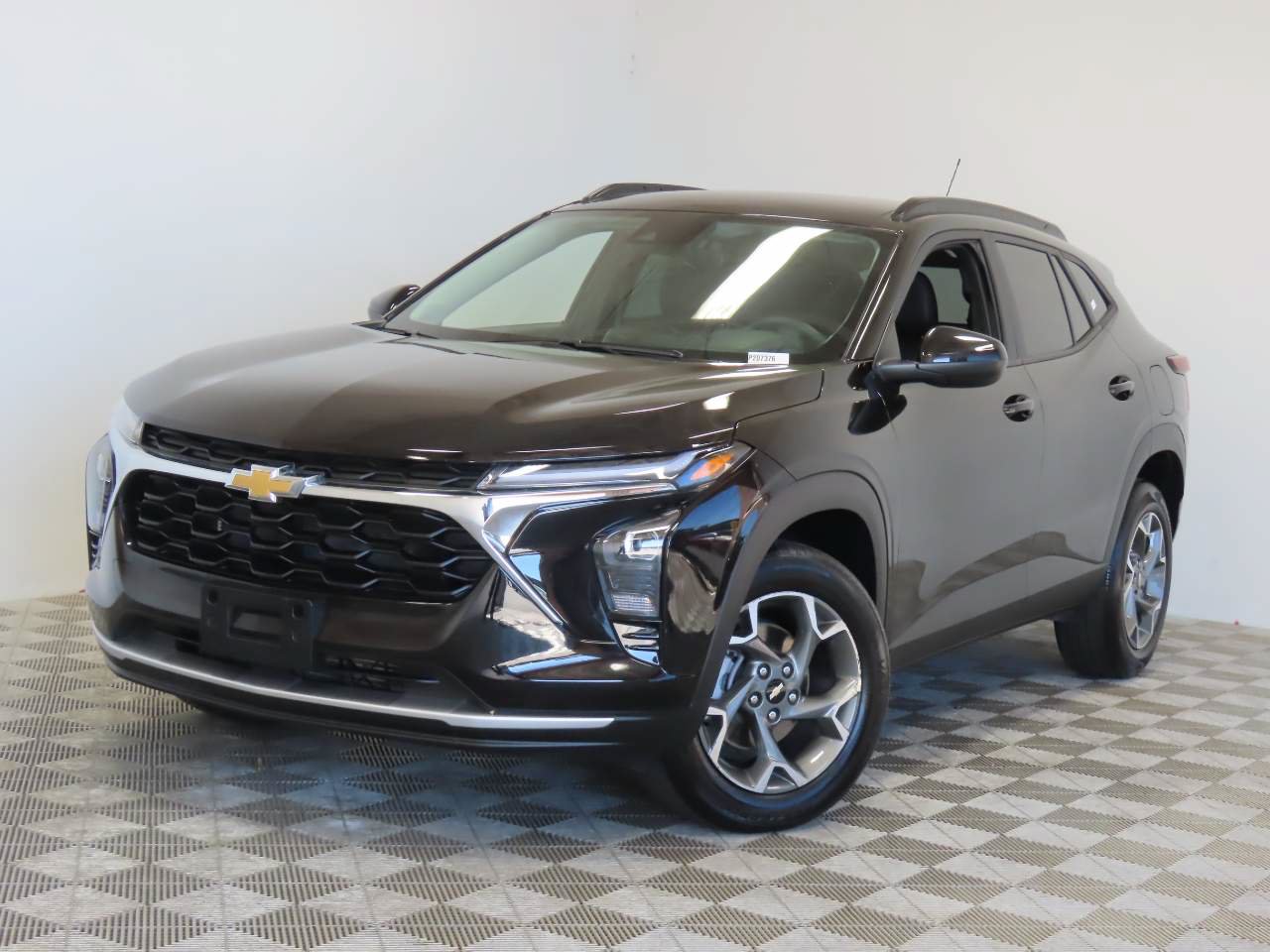 Used 2025 Chevrolet Trax LT FWD image 1