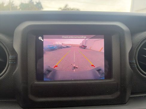 Used 2023 Jeep Gladiator Sport image 18