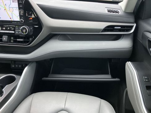 Certified 2020 Toyota Highlander XLE FWD image 16