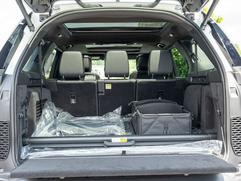 New 2025 Land Rover Discovery S image 25