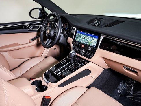 Certified 2025 Porsche Macan image 14