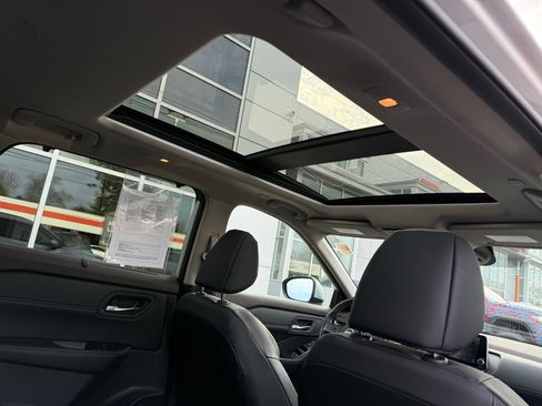 Used 2023 Nissan Rogue SV w/ SV Premium B Package image 31