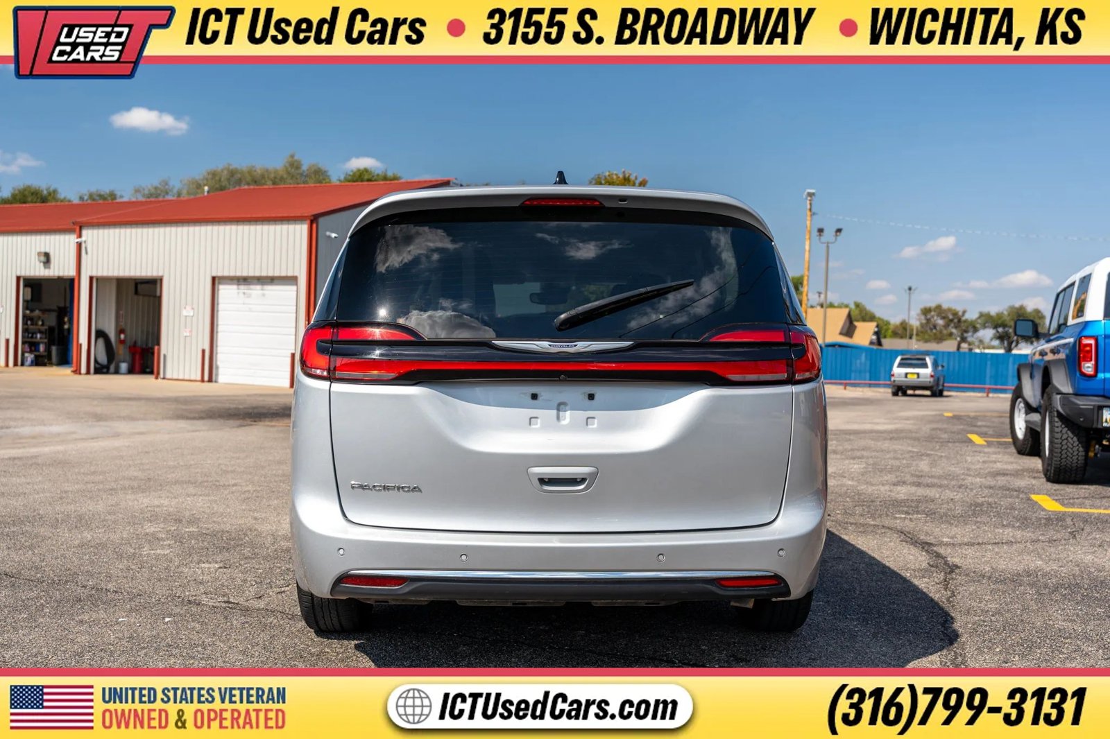Used 2024 Chrysler Pacifica Touring-L FWD image 4
