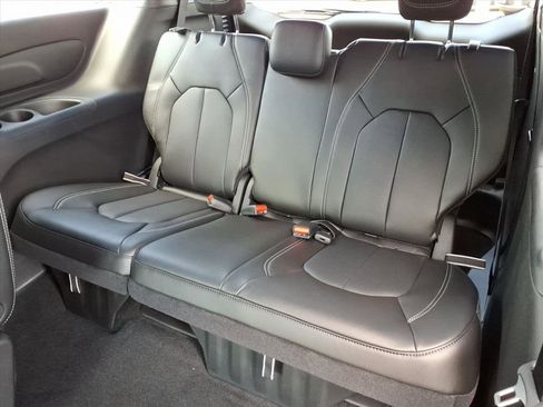 New 2027 Chrysler Pacifica Select AWD/4WD image 14