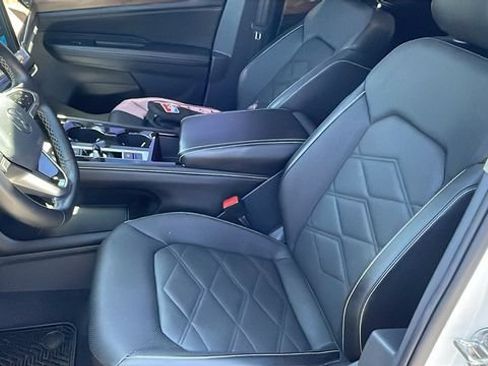 Used 2024 Volkswagen Atlas SE w/ Black Wheel Package FWD image 11