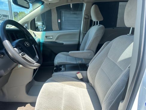 Used 2017 Toyota Sienna LE FWD image 9