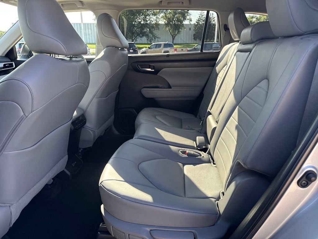 Used 2025 Toyota Highlander XLE AWD/4WD image 10