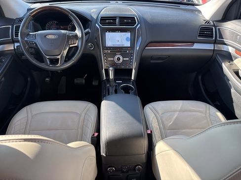 Used 2017 Ford Explorer Platinum image 16