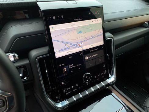 Used 2025 GMC Yukon Denali w/ Denali Reserve Package image 16