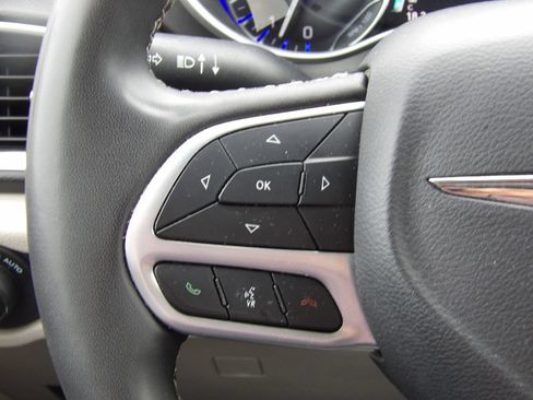 Used 2024 Chrysler Pacifica Touring-L FWD image 14