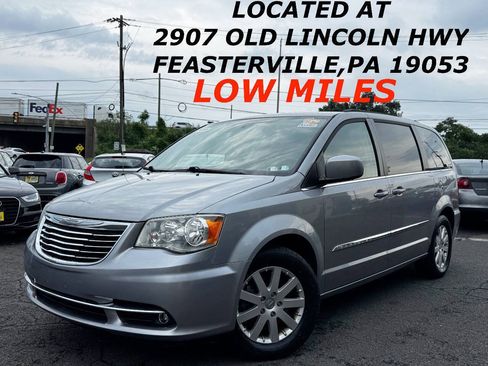 Used 2014 Chrysler Town & Country Touring FWD image 1