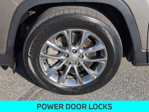 Certified 2021 Jeep Cherokee Latitude Lux w/ Comfort/Convenience Group FWD image 11