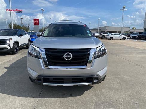 Used 2024 Nissan Pathfinder SL w/ SL Premium Package FWD image 3
