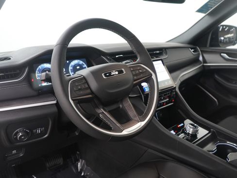 Used 2025 Jeep Grand Cherokee Limited w/ Black Appearance Package image 26