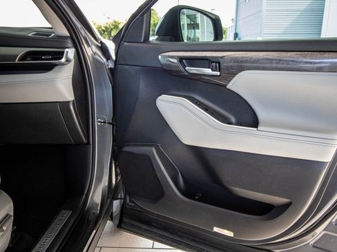 Used 2023 Toyota Highlander Limited image 38