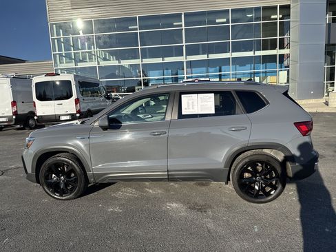 Used 2023 Volkswagen Taos SE w/ Panoramic Sunroof Package image 2