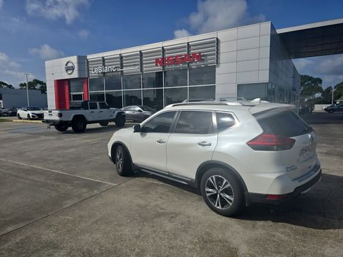 Used 2017 Nissan Rogue SL w/ SL Premium Package FWD image 4