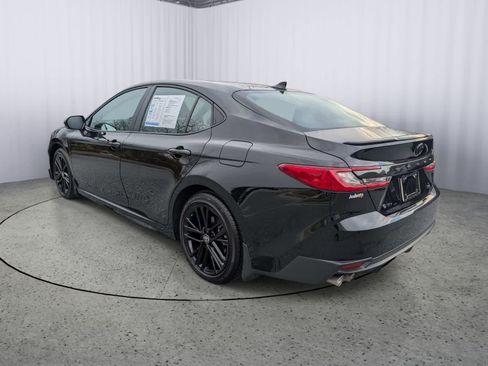 Used 2025 Toyota Camry SE image 4