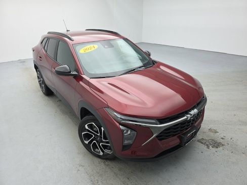 Used 2024 Chevrolet Trax RS w/ Driver Confidence Package image 2