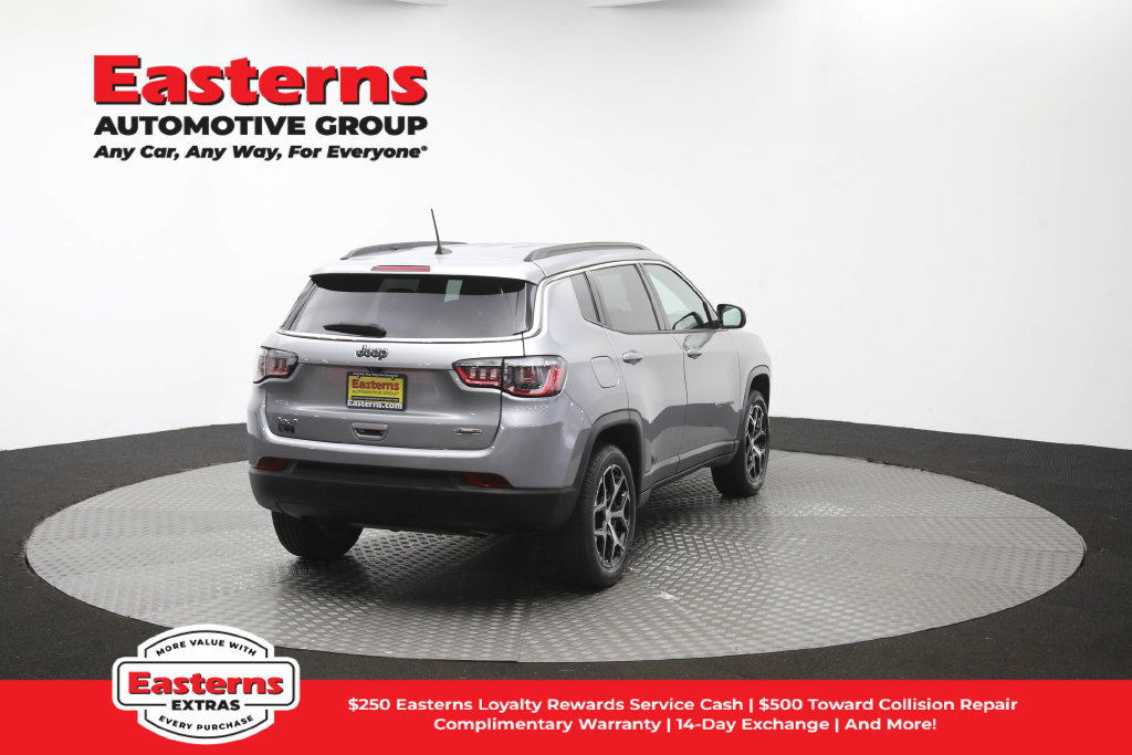 Used 2024 Jeep Compass Latitude AWD/4WD image 40