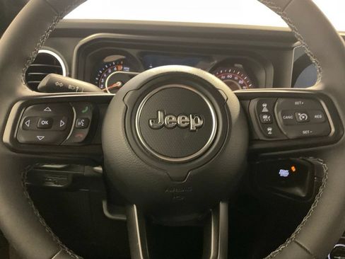 Used 2025 Jeep Gladiator Sport AWD/4WD image 21