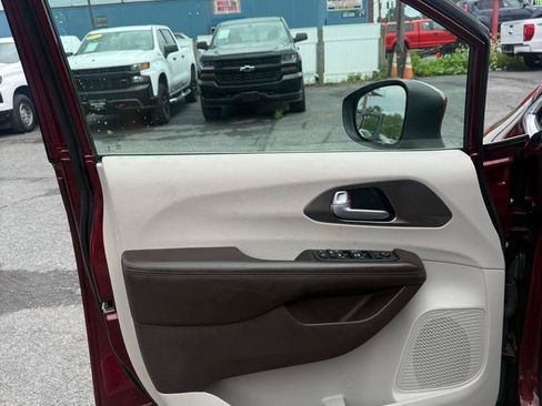 Used 2018 Chrysler Pacifica L FWD image 16