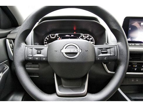 Used 2025 Nissan Rogue S image 11